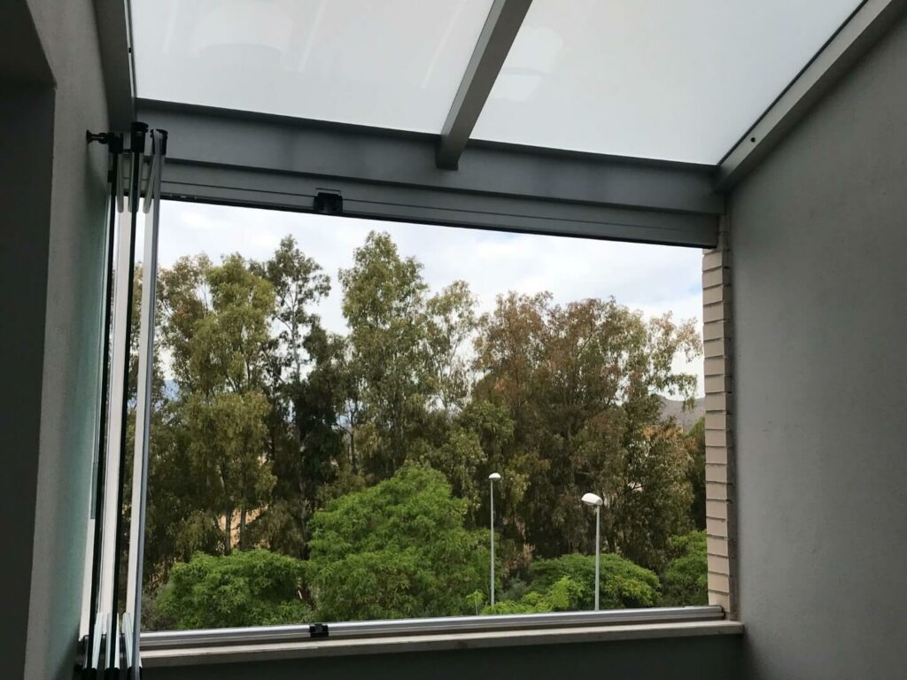 cortina-de-cristal-en-anodizado-plata-y-techo-de-cristal-mate.1
